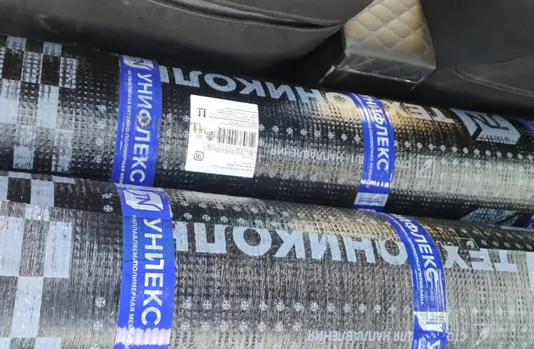 Покрівельні рулони бітумно-полімерного матеріалу перед монтажем